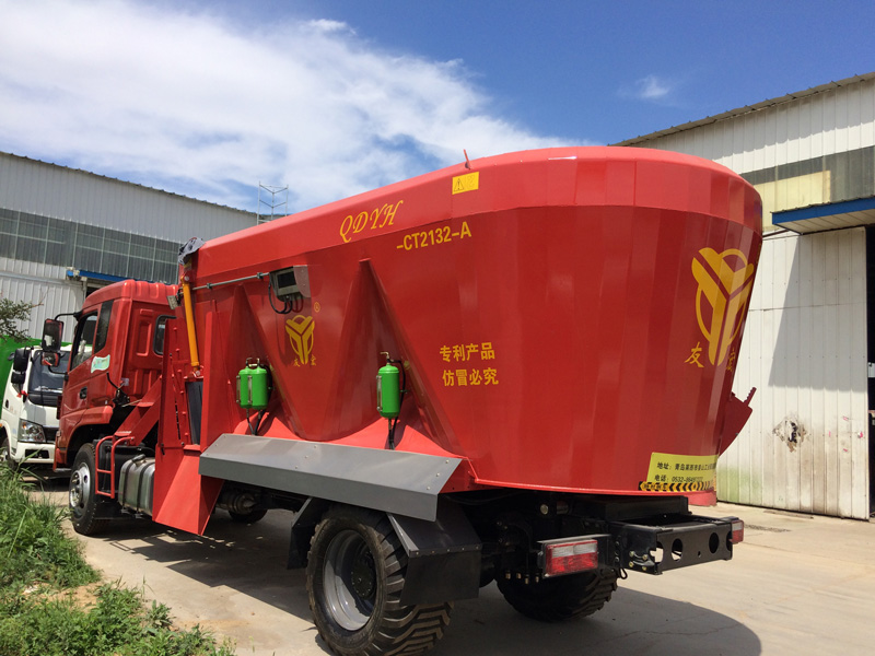 車(chē)載式21m3TMR飼料攪拌機(jī)